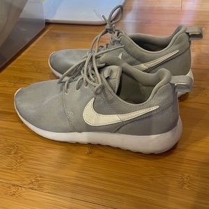 Nike Grey sneakers Women’s 7 (5.5 Y)